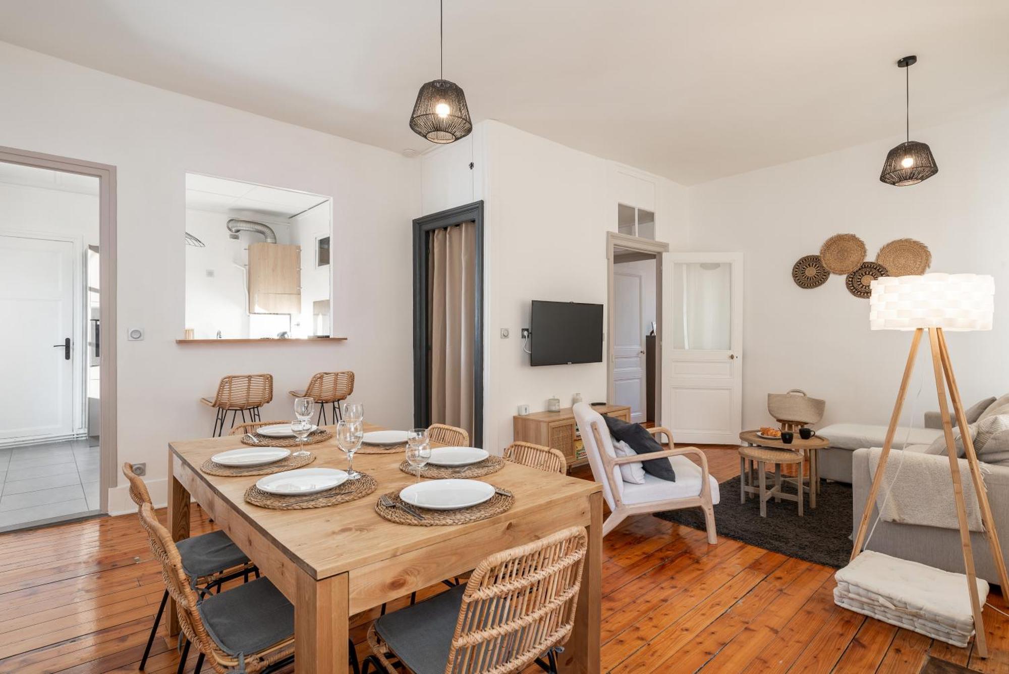 Appartement Spacieux Et Chaleureux Coeur De Ville Шамбери Екстериор снимка