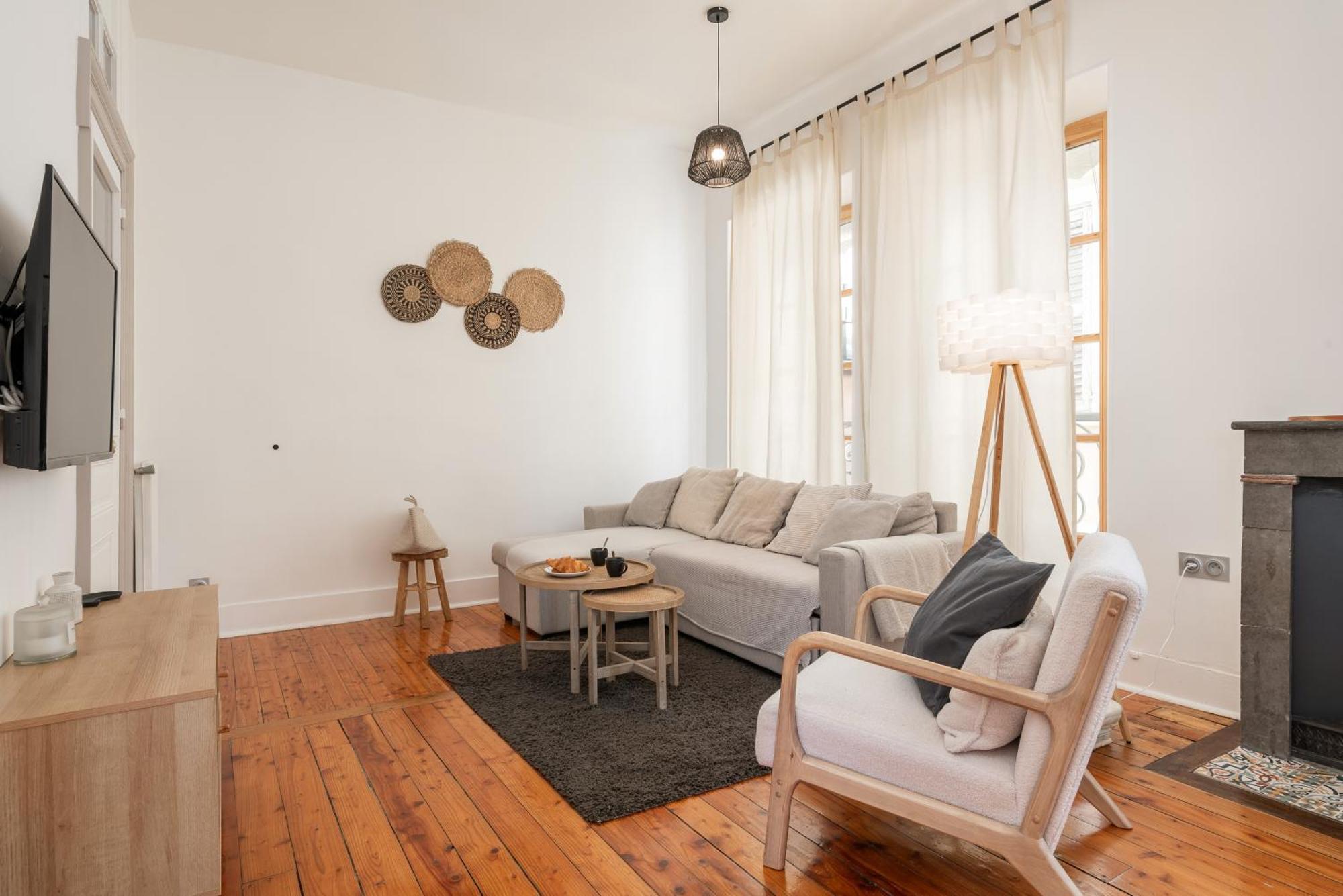Appartement Spacieux Et Chaleureux Coeur De Ville Шамбери Екстериор снимка