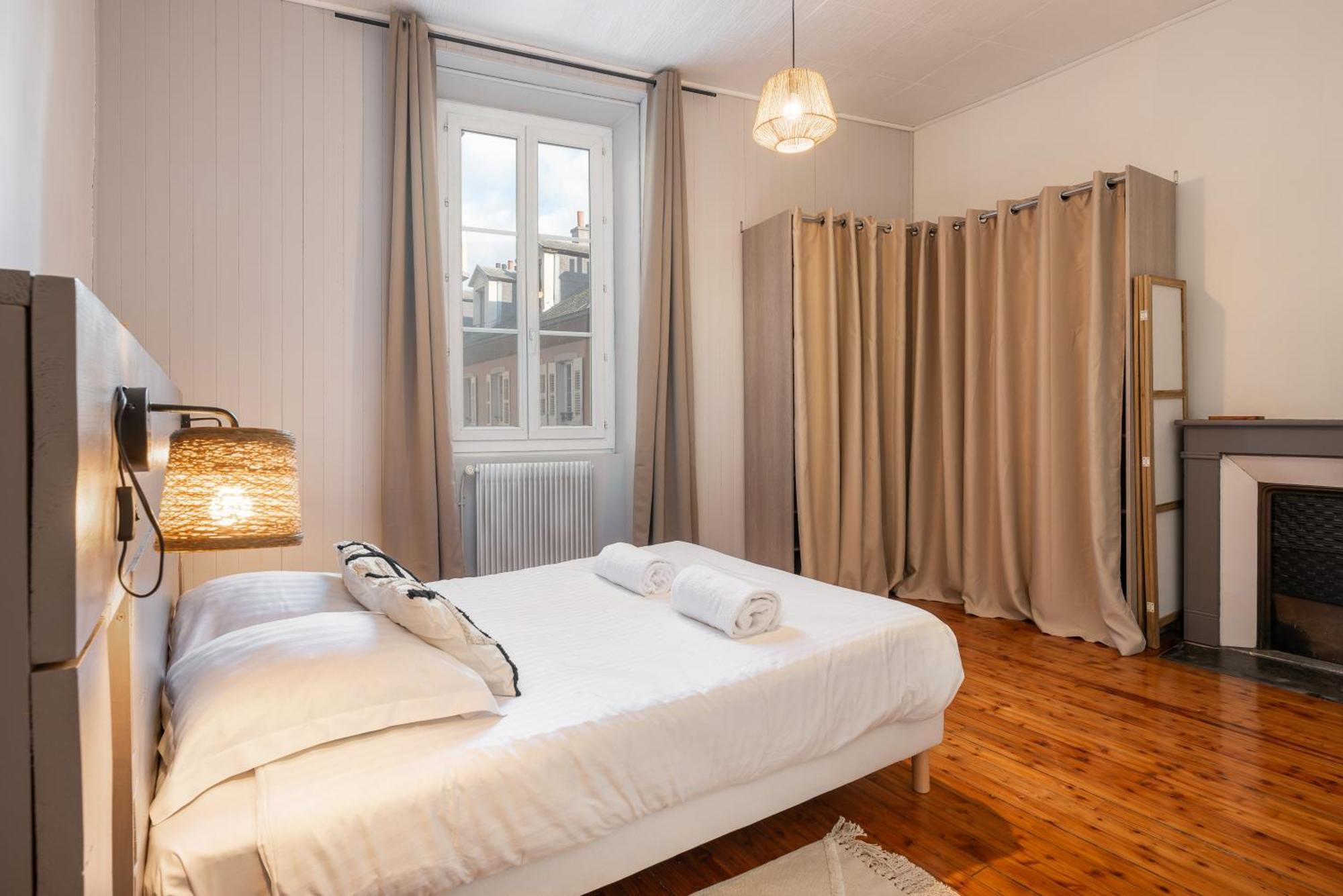 Appartement Spacieux Et Chaleureux Coeur De Ville Шамбери Екстериор снимка