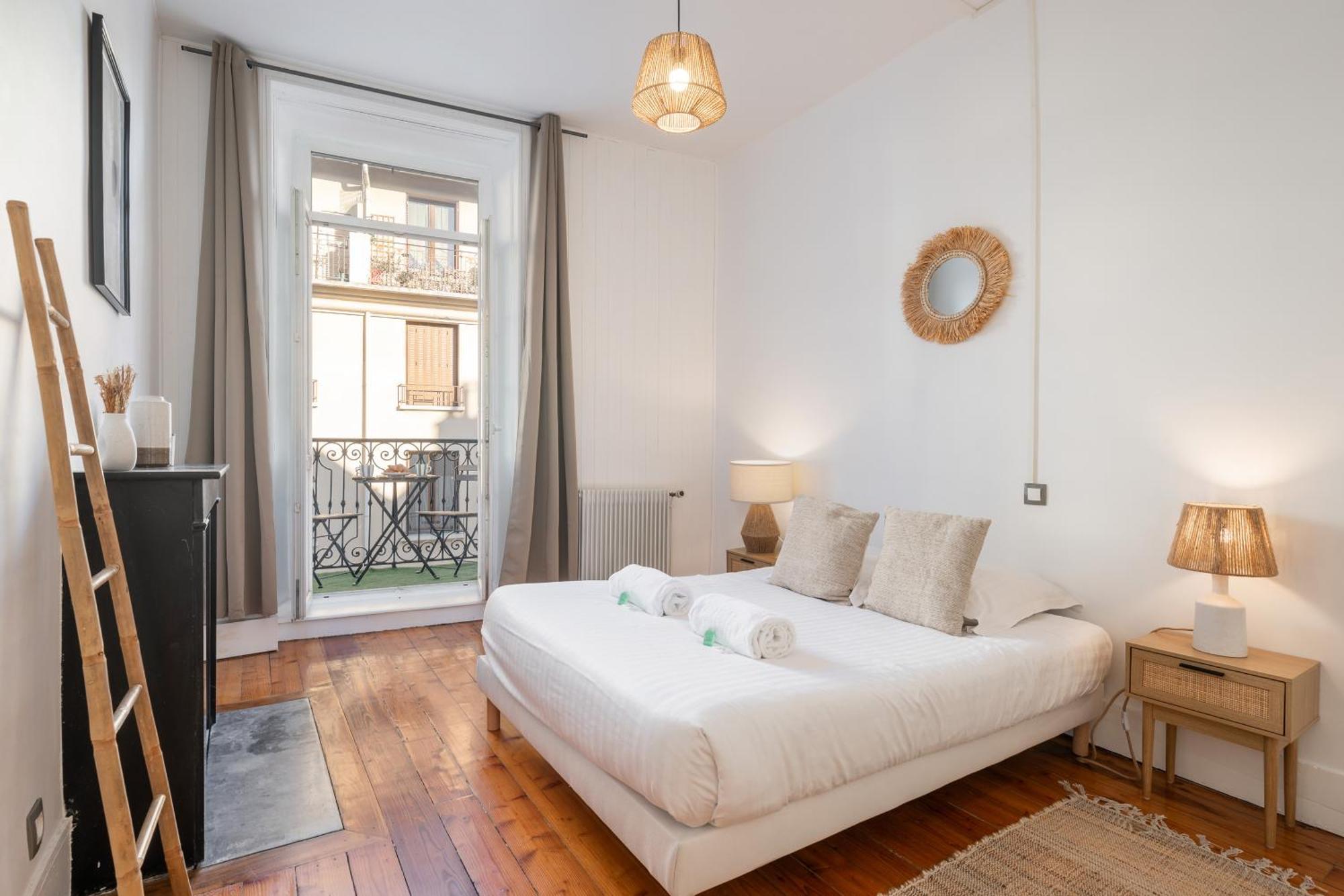 Appartement Spacieux Et Chaleureux Coeur De Ville Шамбери Екстериор снимка