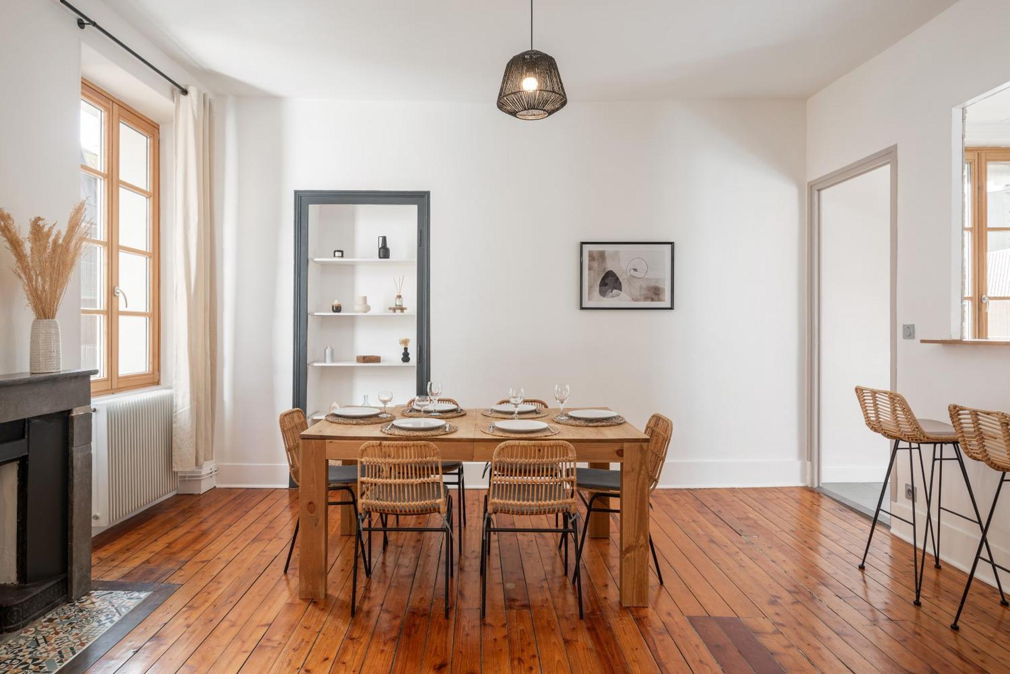 Appartement Spacieux Et Chaleureux Coeur De Ville Шамбери Екстериор снимка
