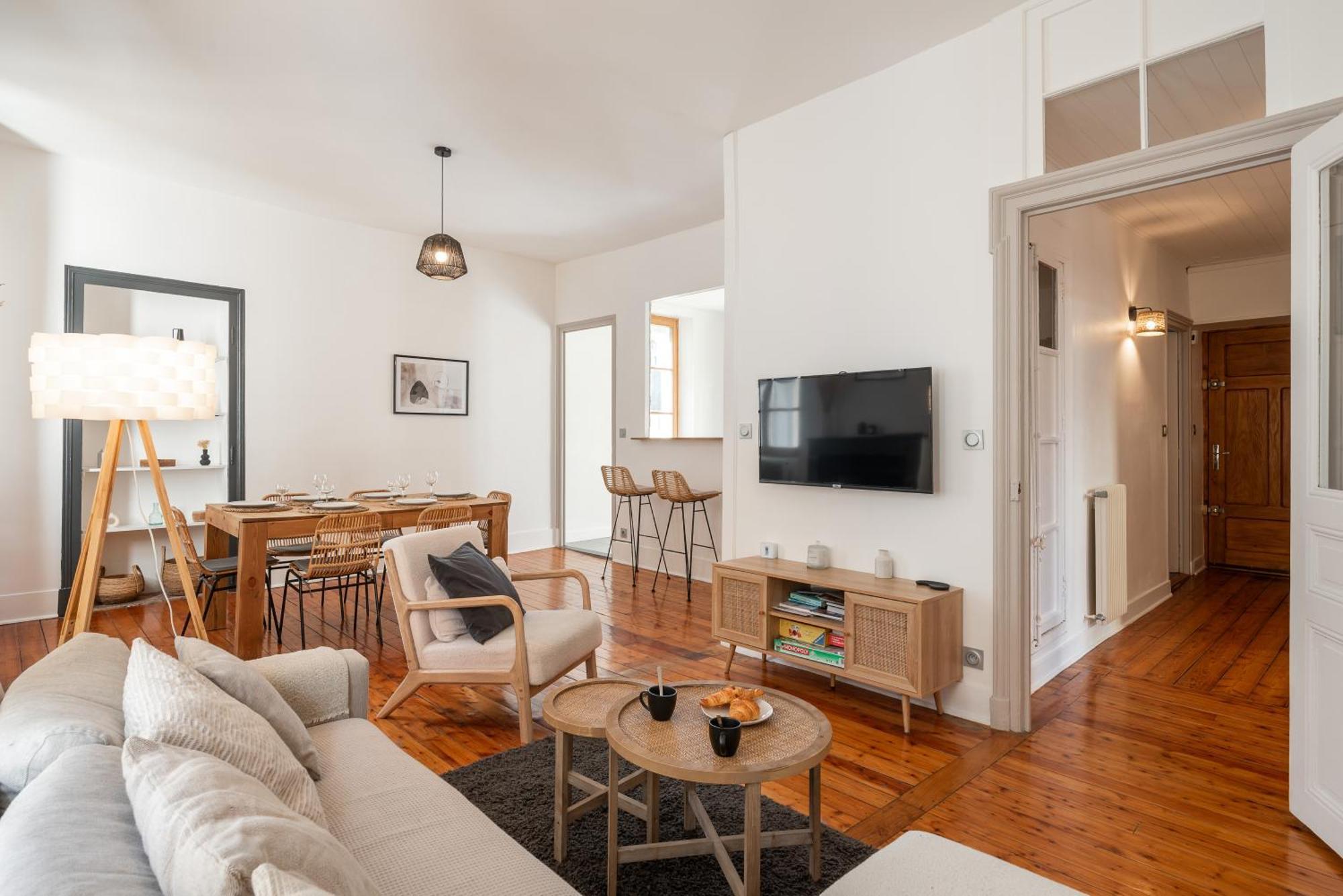 Appartement Spacieux Et Chaleureux Coeur De Ville Шамбери Екстериор снимка