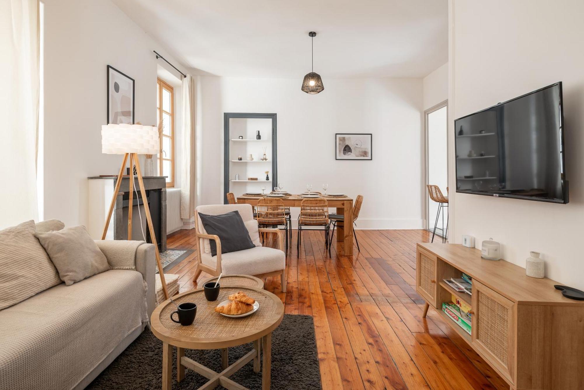 Appartement Spacieux Et Chaleureux Coeur De Ville Шамбери Екстериор снимка