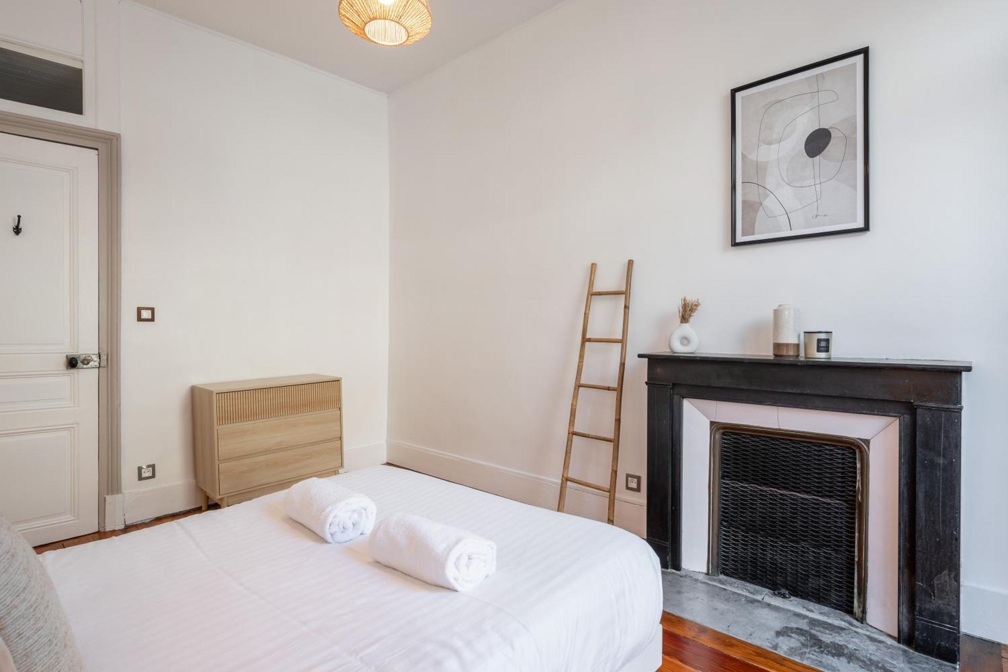 Appartement Spacieux Et Chaleureux Coeur De Ville Шамбери Екстериор снимка