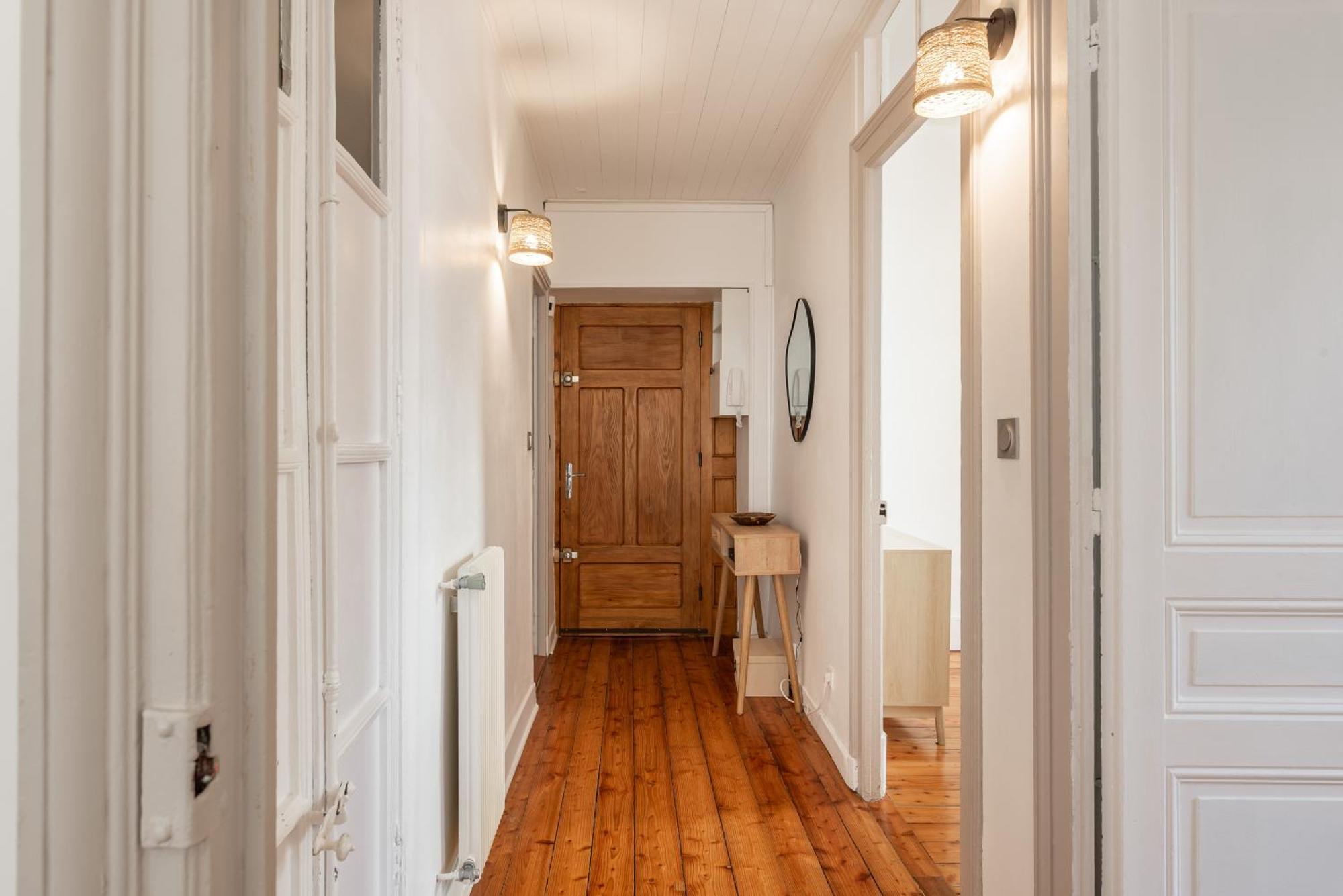 Appartement Spacieux Et Chaleureux Coeur De Ville Шамбери Екстериор снимка