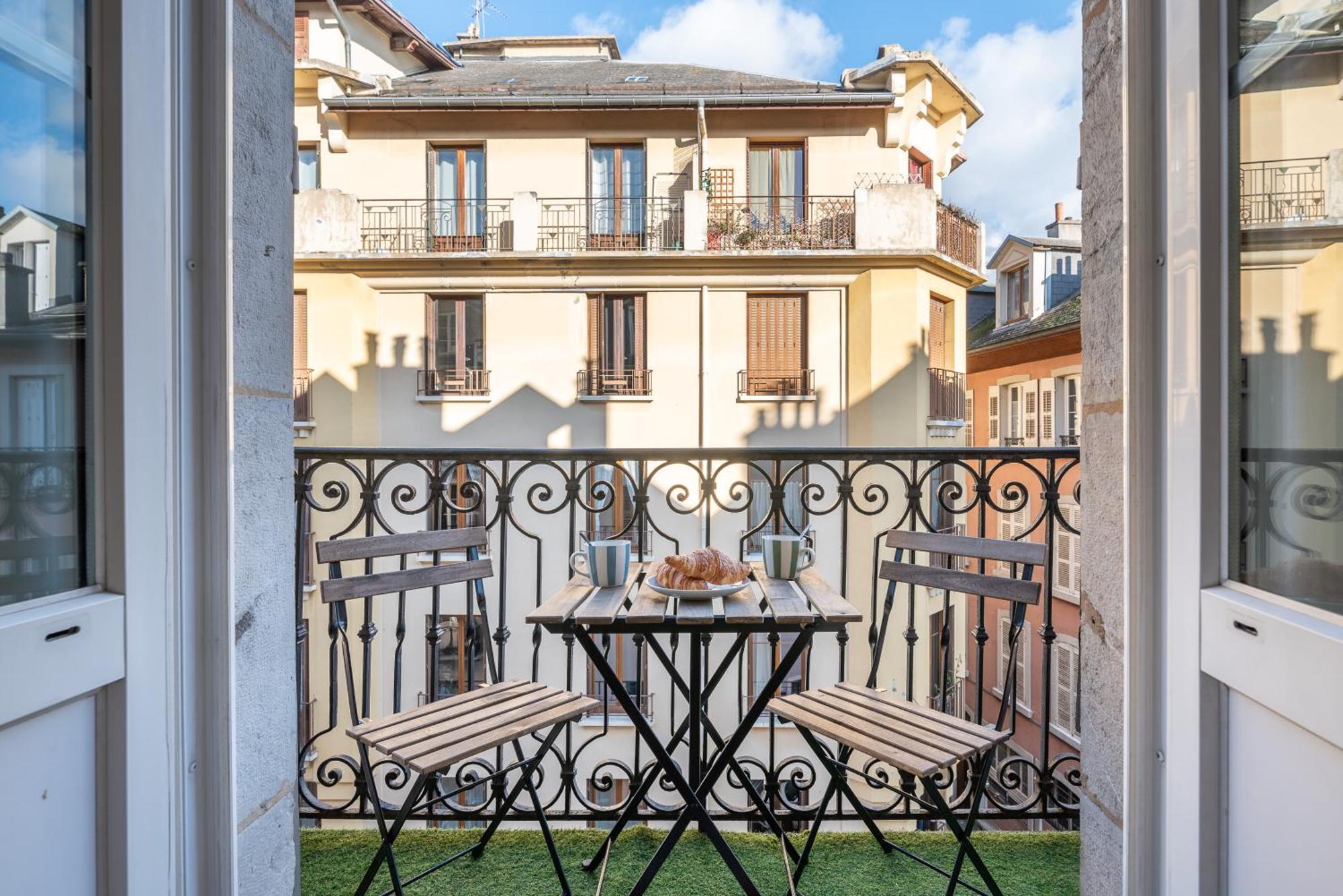 Appartement Spacieux Et Chaleureux Coeur De Ville Шамбери Екстериор снимка