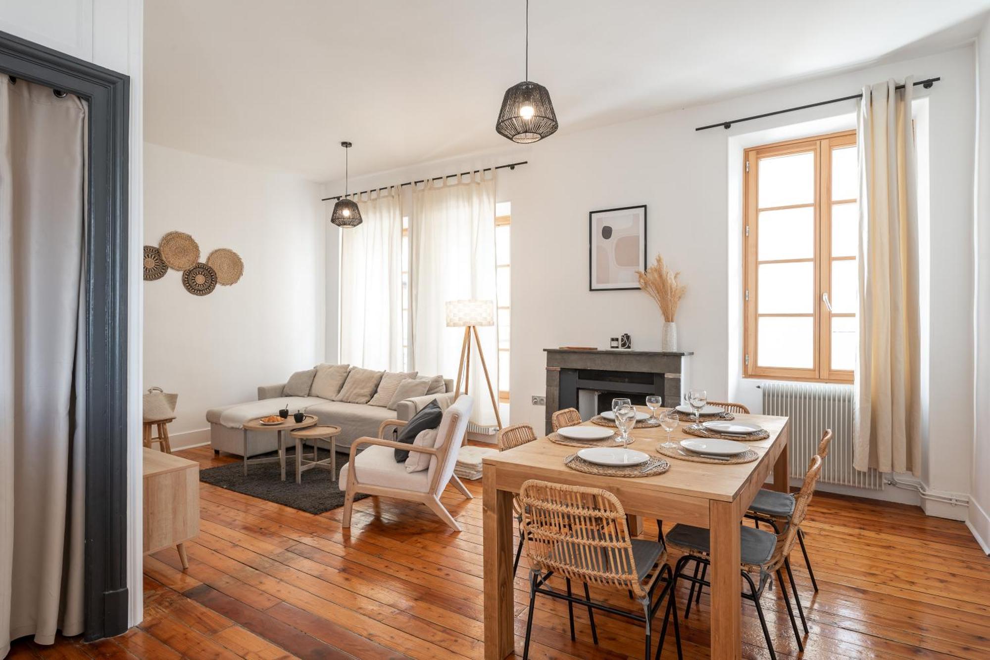 Appartement Spacieux Et Chaleureux Coeur De Ville Шамбери Екстериор снимка